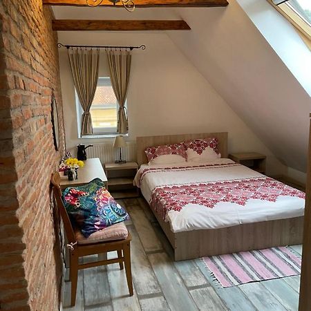 Blue House Hotel Brasov Bagian luar foto