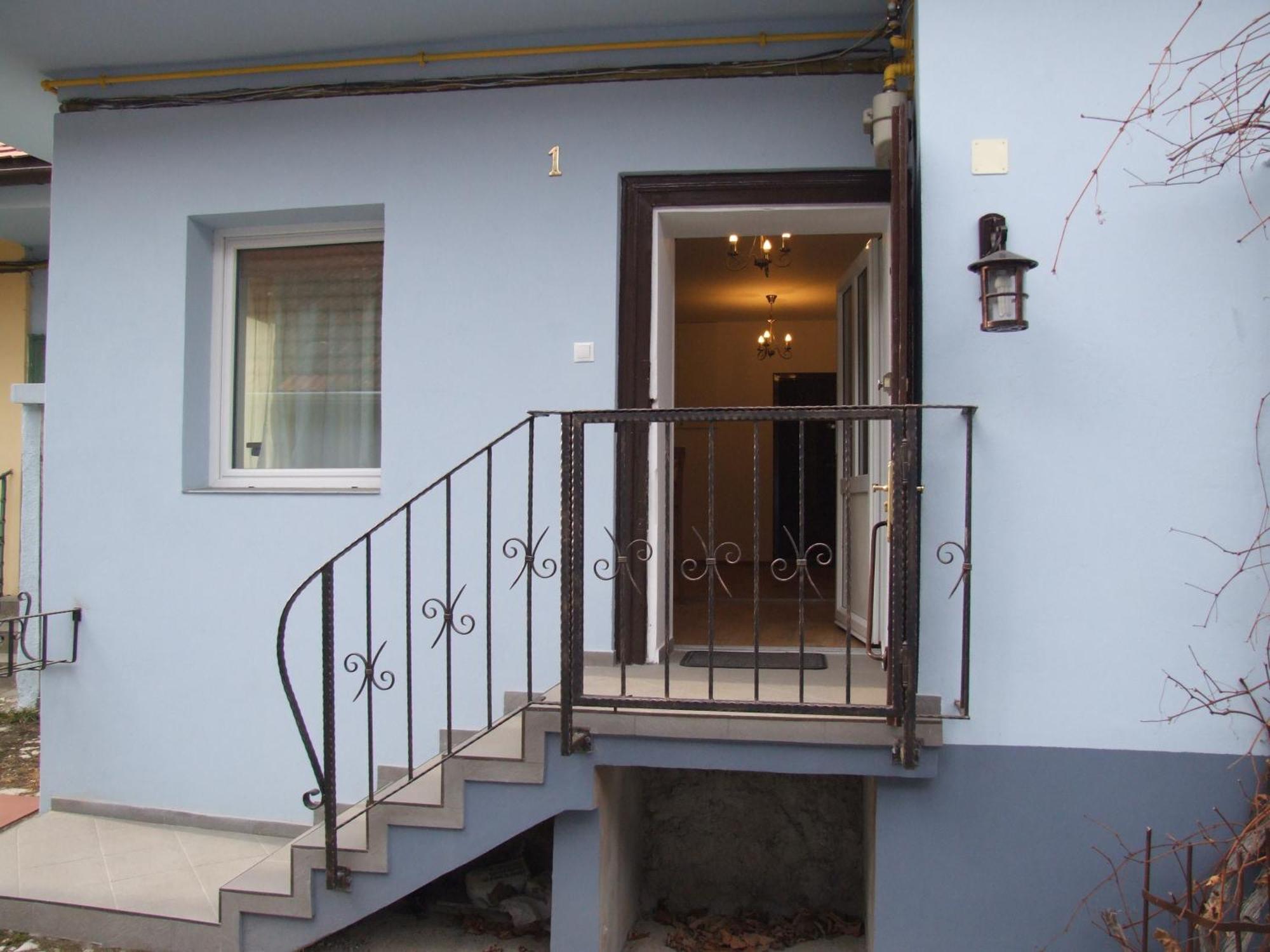 Blue House Hotel Brasov Bagian luar foto