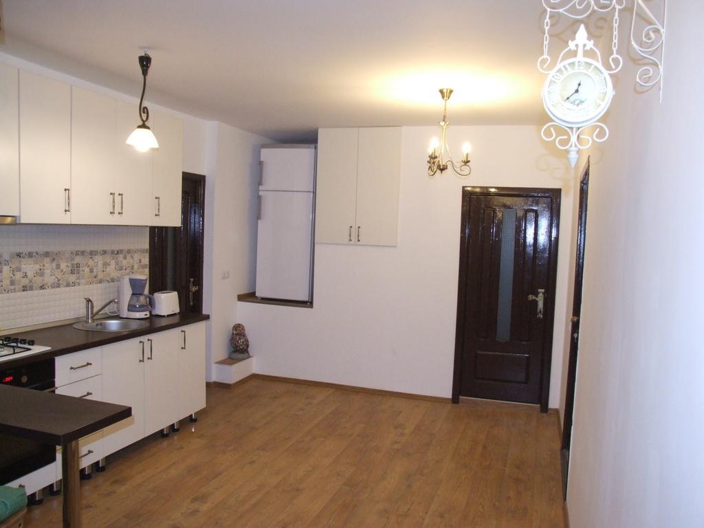 Blue House Hotel Brasov Bagian luar foto